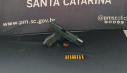 Mulher é presa por porte ilegal de arma de fogo durante abordagem