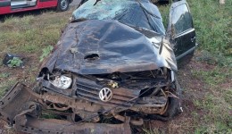 Automóvel fica destruído em capotamento na SC-355 no Meio-Oeste