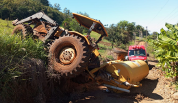Condutor salta de trator antes de queda em barranco e fica ferido