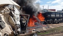Caminhão pega fogo após forte colisão na PR-487