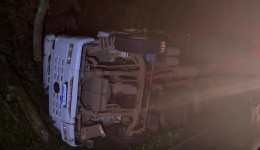 Caminhão fica sem freios e passageiros se ferem ao pular do veículo na PR 481