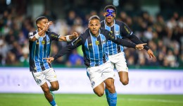 Grêmio vence o Coritiba com gol de Braithwaite no último lance da partida