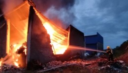 Incêndio destrói indústria de reciclagem com 60 toneladas de plástico