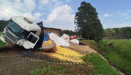 Colisão entre carro e caminhão deixa mulher ferida na PR-158