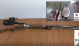 Homem é preso após ameaçar companheira e filha e PM apreender espingarda