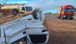 Carro capota na BR-163 e deixa duas pessoas feridas
