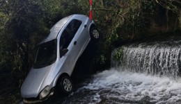 Veículo bate em defensa, atravessa rodovia e cai em rio na SC-161