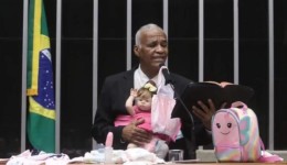 Deputado discursa com bebê reborn no colo e afirma que boneca é neta dele: “Não é pecado”