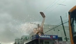 Zinco atinge rede elétrica e automóvel durante temporal