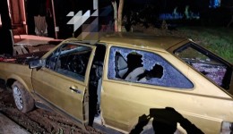 Homem embriagado destrói móveis, veículos e ameaça o próprio pai