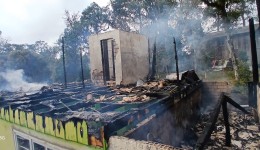 Brasa de fogão a lenha cai no chão, causa incêndio e destrói residência