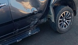 Colisão entre moto e caminhonete deixa homem ferido
