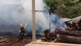Incêndio de grandes proporções atinge indústria de madeiras e mobiliza bombeiros na Linha Anta Gorda