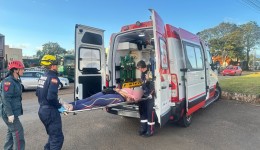 Mulher é encaminhada ao hospital após acidente de trânsito na Av. Arnaldo Busatto