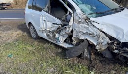 Grave colisão frontal entre carro e caminhonete deixa feridos na PR-483 