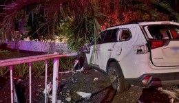 Carro capota e bate em muro após colisão e mulher fica ferida