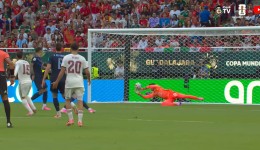 Espanha vence com frango de Muslera, elimina Uruguai e avança como líder