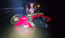 Motociclista atropela ciclistas e morre arrastado por carro em rodovia
