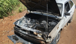 Corpo de Bombeiros atendem incêndio em veículo no interior