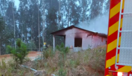 Idoso ateia fogo na esposa e é preso por tentativa de feminicídio