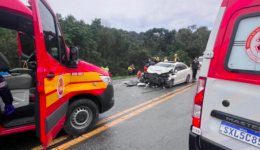 Duas pessoas morrem após carro cair em ribanceira em acidente grave na BR-282
