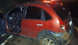 Carro sai da pista e bate contra barranco na SC-163