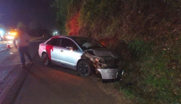 Colisão envolve quatro veículos na PR-483 durante a madrugada