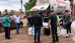 Agricultura realiza entrega de nitrogênio líquido e sêmen para produtores