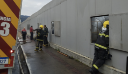 Incêndio de grandes proporções atinge fábrica de móveis