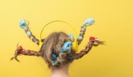 Veja ideias simples e baratas para fazer o cabelo maluco na escola