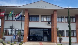 Homem é preso durante audiência no fórum por mandado judicial