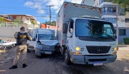 Homem fica preso dentro de veículo após colisão