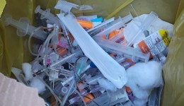 Mulher é indiciada por descarte irregular de materiais hospitalares