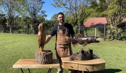 Do desenho à madeira: artista transforma troncos em esculturas de luxo