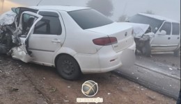 Colisão entre carro e caminhonete deixa vítima presa às ferragens