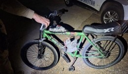 Adolescentes tentam fugir da PM com ciclomotores artesanais