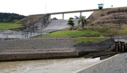 Rio atinge 4,5 metros e barragens de SC serão fechadas após alerta de chuva forte