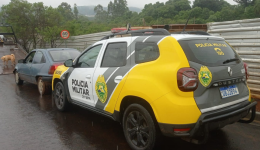 Carro com alerta de furto é encontrado abandonado em condomínio em construção