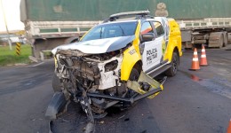 Acidente entre viatura da PM e caminhão mobiliza autoridades