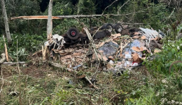 Motorista morre após caminhão carregado com placas solares tombar