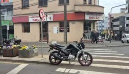 Dois feridos em colisão entre duas motocicletas e um automóvel