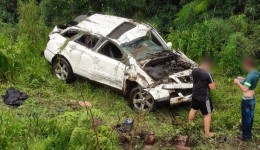 Carro sai da pista e capota nas margens da BR-282