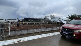 Vendaval arranca estrutura e deixa galpão de ordenha completamente destruído