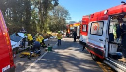 Motorista é socorrido em estado grave após ter veículo atingido por caminhão na BR-282