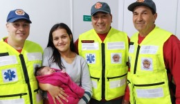 Bebê de 40 dias é salvo por bombeiros após se engasgar com leite materno