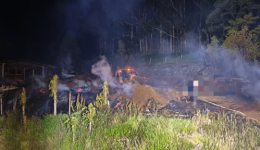 Em operação que durou 6 horas, bombeiros controlam incêndio em serraria no interior