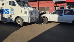 Imagens impressionam: câmera flagra batida entre Santana e carro-forte no Centro