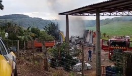 Fogo destrói barracão, caminhão e maquinário agrícola