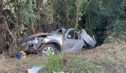 Tragédia na PR-483: Duas pessoas morrem em violenta colisão frontal