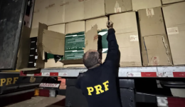 PRF apreende 15 mil pares de calçados falsificados com destino a São Miguel do Oeste